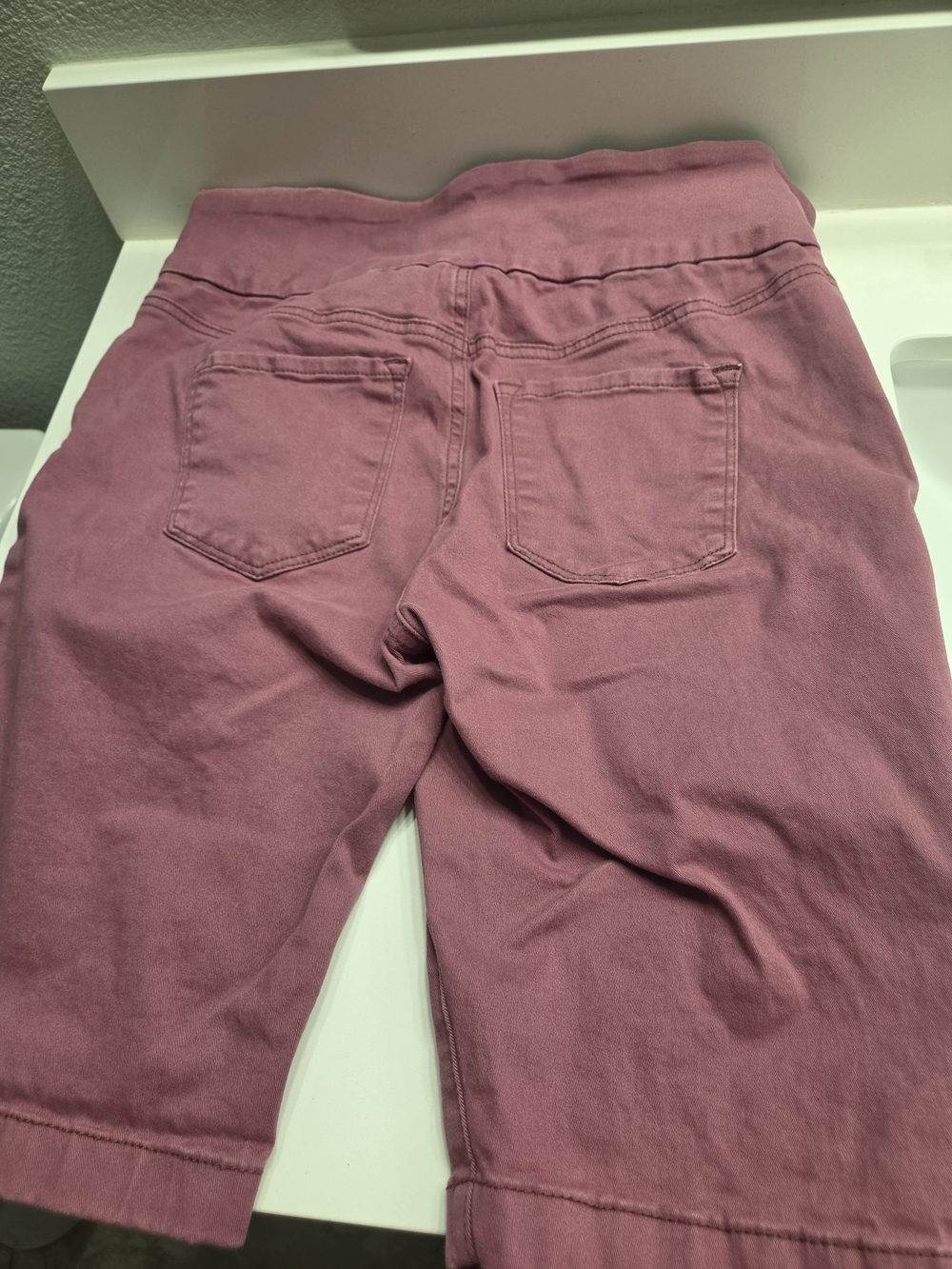 Gloria Vanderbilt Mauve All Around Slimming Effect Capris - Picture 3 of 4